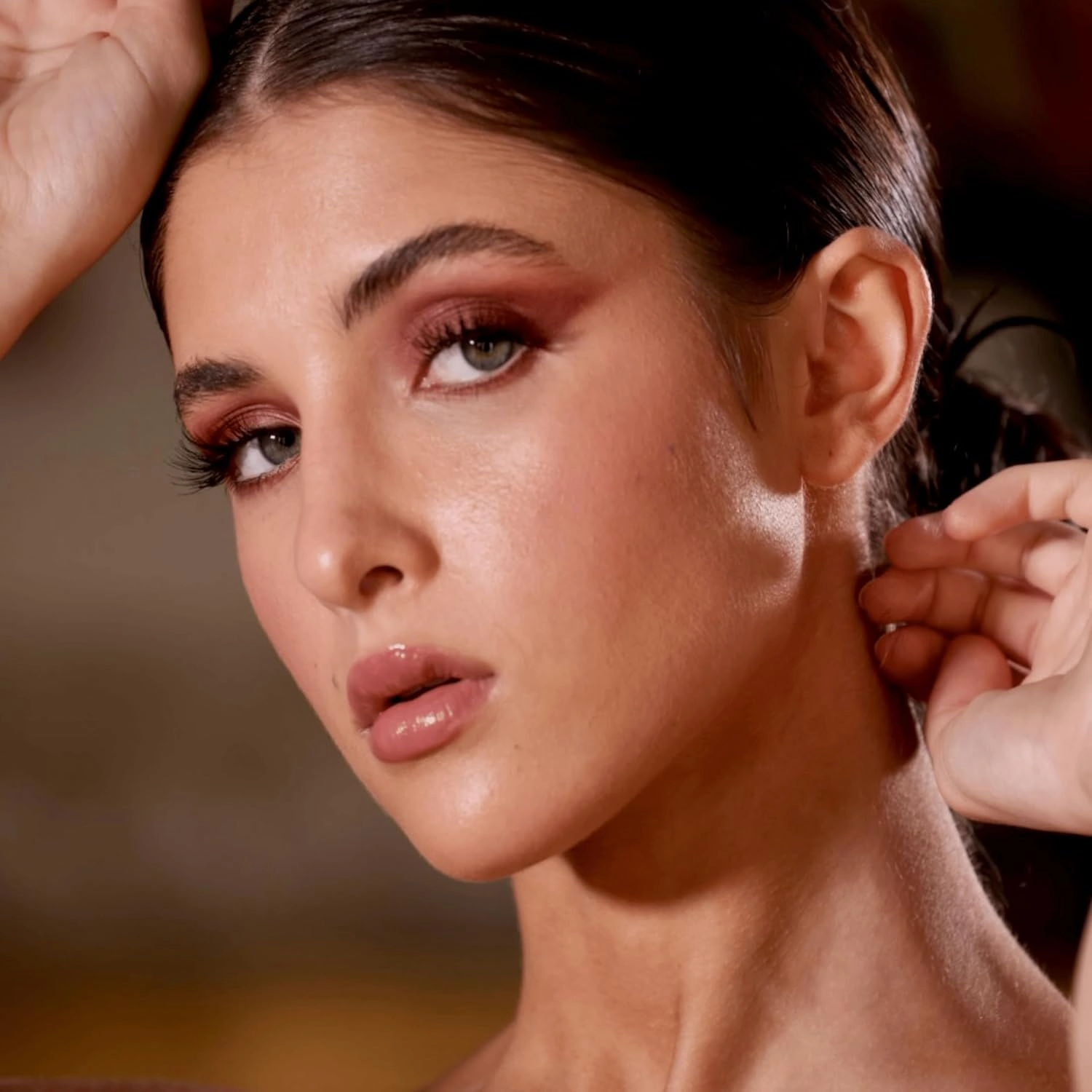 nude envie - Eye Shadow - Velvety Texture & Easy Application - Pigmented Long-Lasting Shimmer Finish - Blendable - Mirror Compact - Single Eye Shadow - Vegan, Paraben-Free & Cruelty-Free - Dangerous