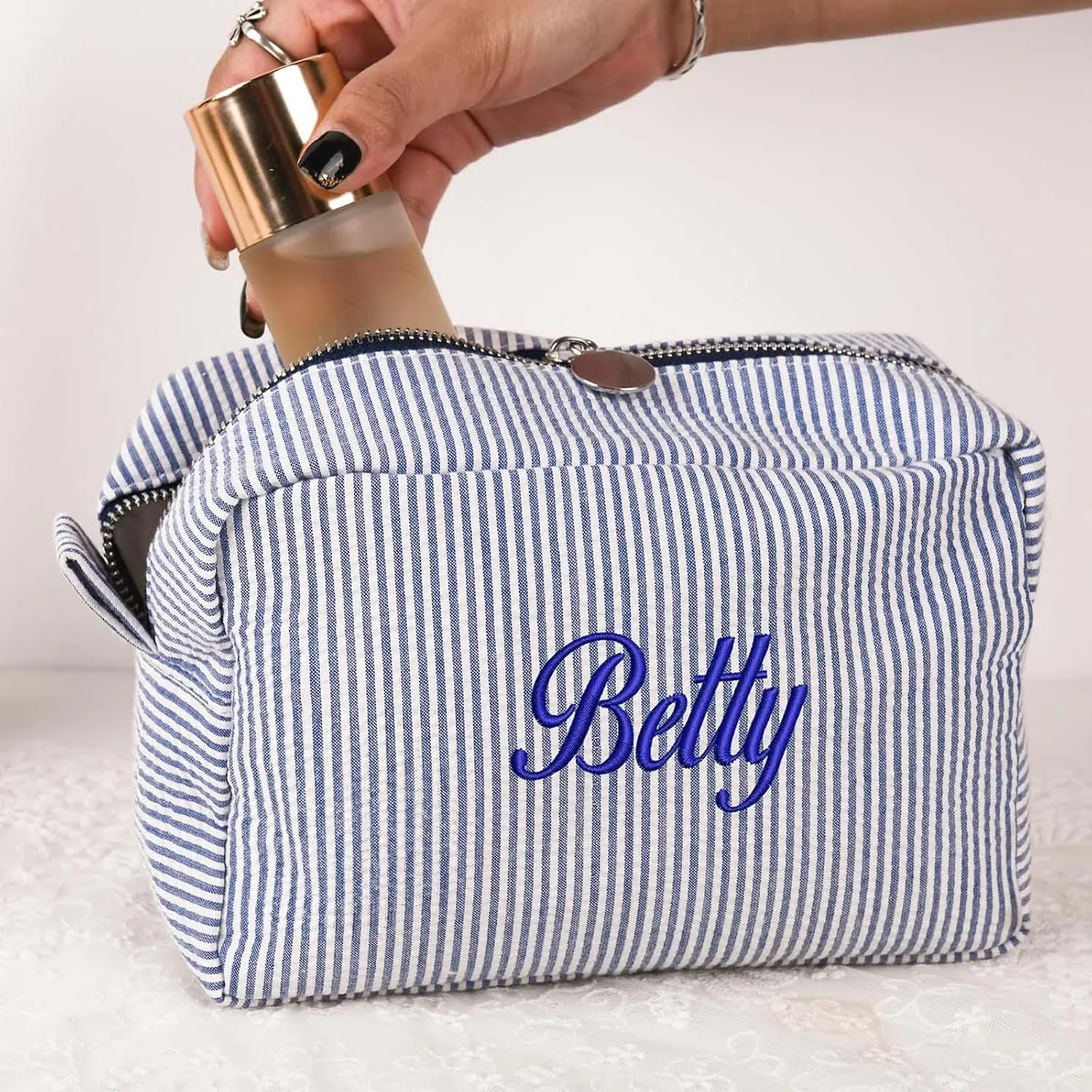 Personalized Seersucker Makeup Bag for Women Custom Monogrammed Cosmetic Bag with Names Large Capacity Women Travel Toiletry Case for Travel Wedding Bridesmaid Graduation Gifts