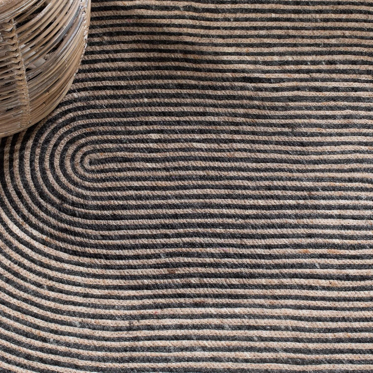 SAFAVIEH Braided Collection 6' x 9' Oval Beige/Black BRD904B Handmade Country Cottage Reversible Wool Entryway Foyer Living Room Bedroom Kitchen Area Rug