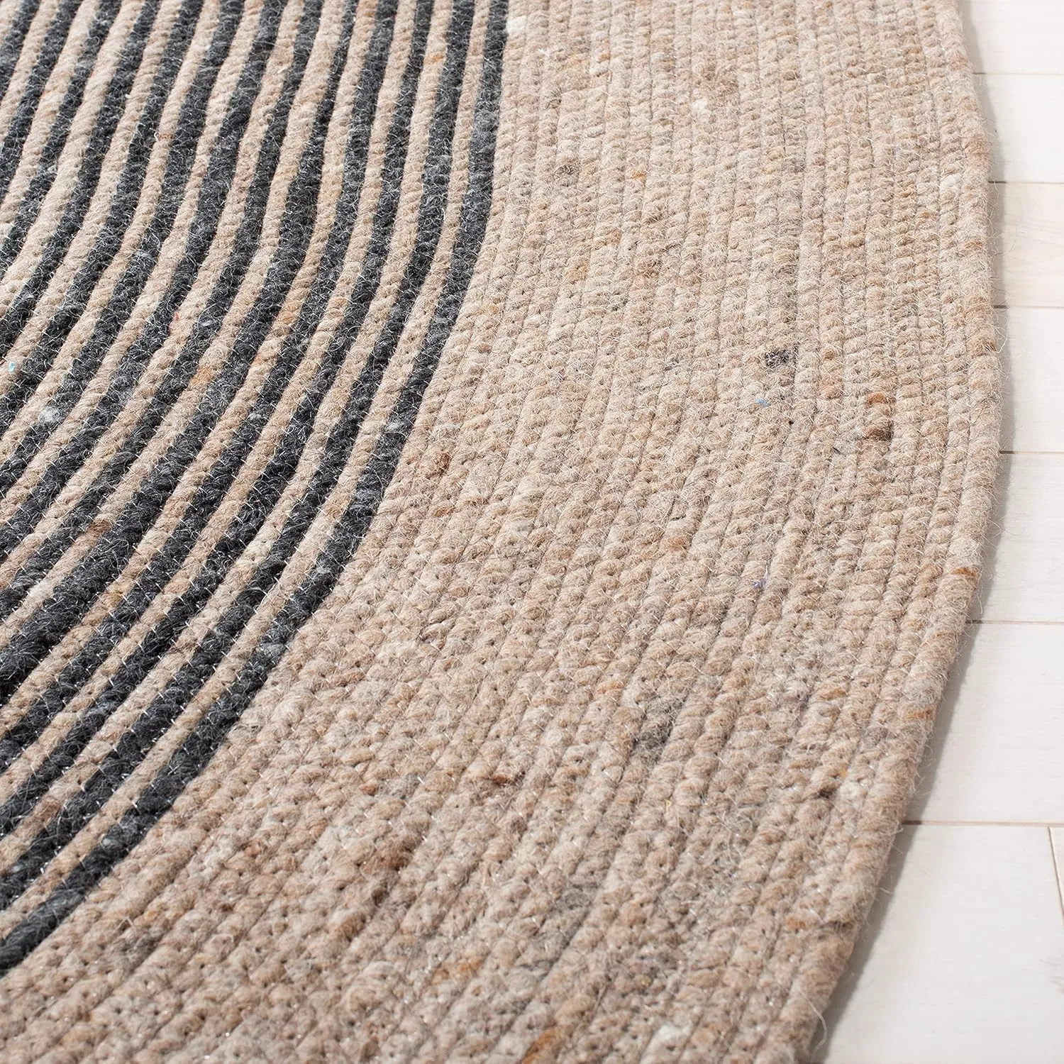 SAFAVIEH Braided Collection 6' x 9' Oval Beige/Black BRD904B Handmade Country Cottage Reversible Wool Entryway Foyer Living Room Bedroom Kitchen Area Rug