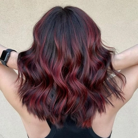 Short Wavy Wig with Bangs for Women Shoulder Length Bob Curly Synthetic Wigs with Natural Wavy Black Mixed Wine Red Heat Resistant Wig for Daily Party Use (Black Mix Wine Red)