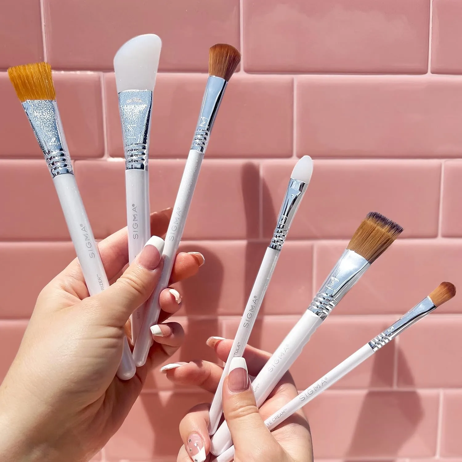 Sigma Beauty S20 Eye Cream Skincare Brush – Skincare Tool for Applying Skincare Products to Face and Skin, Gentle Eye Cream Brush Applicator for Eye Creams and Eye Makeup Primer (1 Pc)
